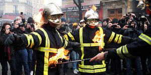 Französische Feuerwehrleute simulieren sich selbst in Brand zu setzen