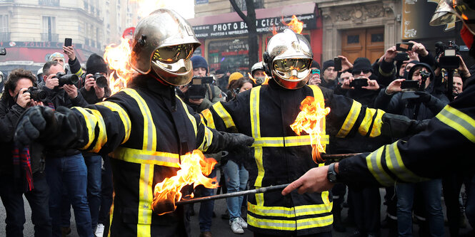 Französische Feuerwehrleute simulieren sich selbst in Brand zu setzen