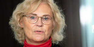 Frau mit blonden Haaren und Brille