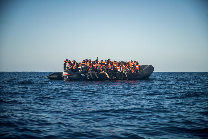 Schlauchboot mit Migranten