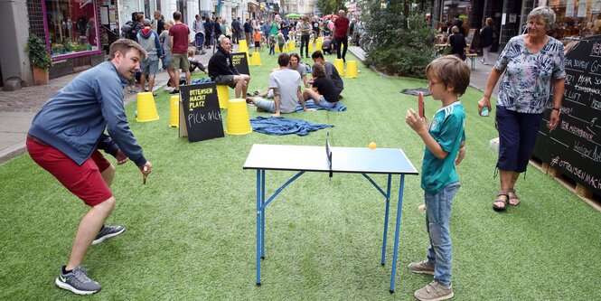 Passanten spielen dort Tischtennis, wo sonst Autos fahren