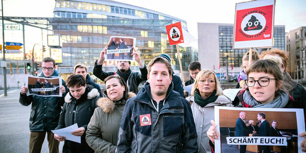 Eine Gruppe von Demonstranten mit Schildern gegen die Wahl in Thüringen