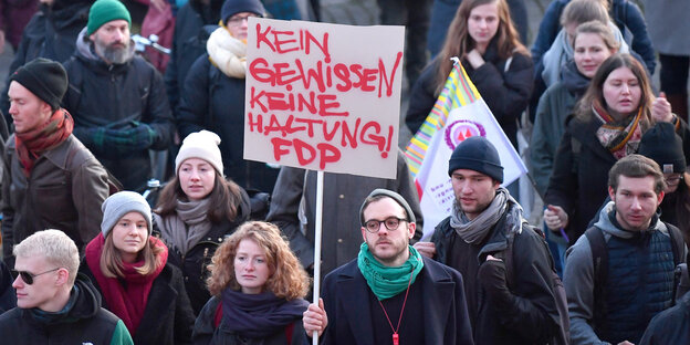 Demonstranten und Schild: "Kein Gewissen, keine Haltung, FDP!"