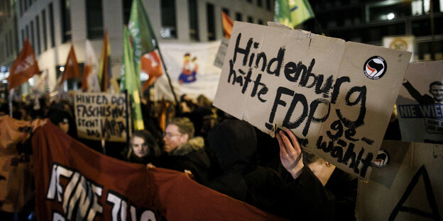 Plakattafel mit der Aufschrift "Hindenburg hätte FDP gewählt"