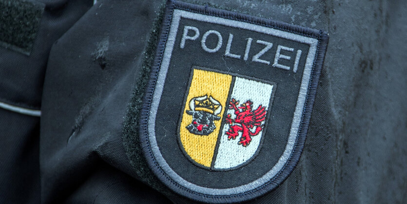 Das Dienstwappen der Polizei Mecklenburg-Vorpommern an der Uniform einer Polizistin.