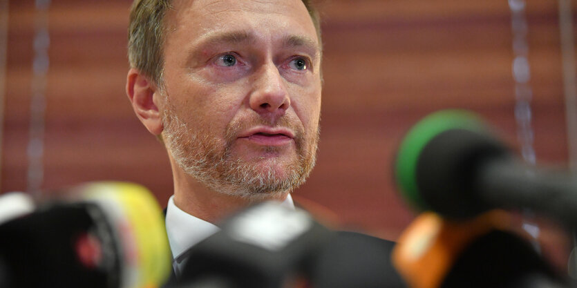 Christian Lindner spricht in mehrere Mikrofone, die ihm hingehalten werden