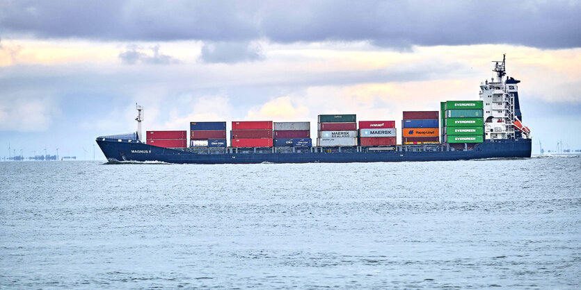 Ein Schiff mit Containern auf dem Meer