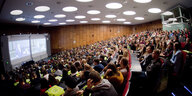 Ein Hörsaal voller Student:innen.
