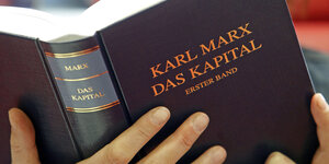 Blättern in "Das Kapital" von Karl Marx