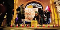 Thüringen: Demonstranten stellen Grabkerzen und einen Grabstein mit der Aufschrift DEMOKRATIE gestorben am 05.02.2020 auf ***