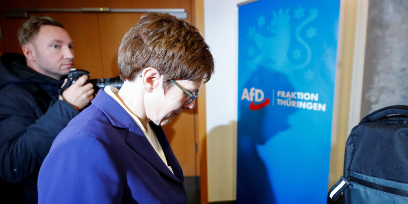 die Parteichefin vor einem Schild mit der Aufschrift "AfD Fraktion Thüringen"