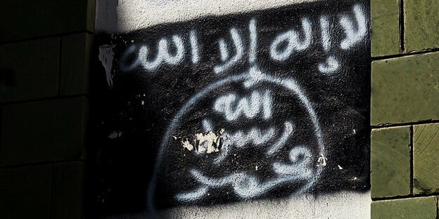 Eine Al-Qaida-Fahne wurde als Graffiti an eine Wand gespürt