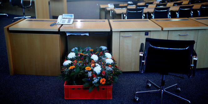 Blumensträusse in einer Box im Thüringer Landtag