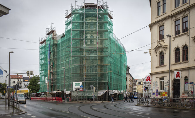 Ein großes Wohnhaus mit Baugerüst