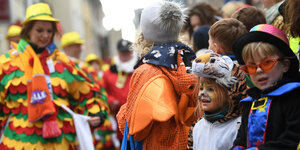 Verkleidete Kinder am Rand einer Parade