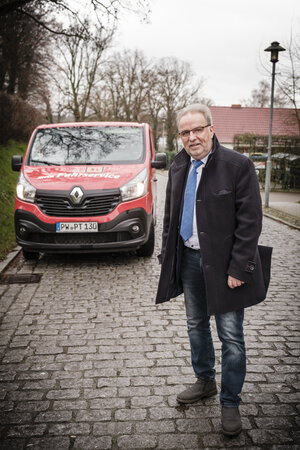 Bernd Netzel steht vor einem Auto Bernd Netzel steht vor einem Auto
