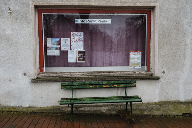Eine Bank, dahinter kleben Zettel an der Wand Eine Bank, dahinter kleben Zettel an der Wand