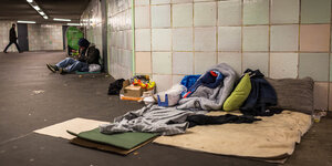 Ein Schlafplatz eines Obdachlosen im Ubahnhof
