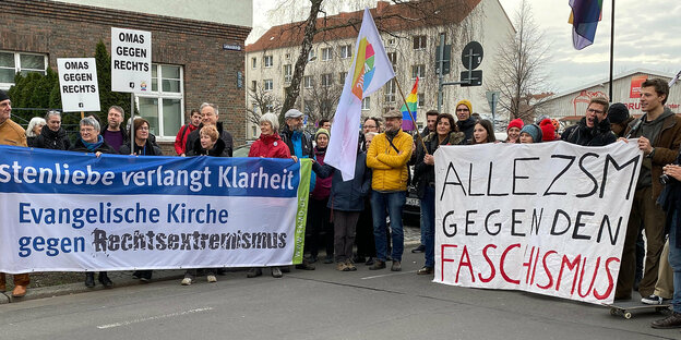 Demonstrant*innnen gegen die FDP auf einer Straße in Erfurt