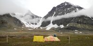 Ein Zeltlager im Grün Spitzbergens.