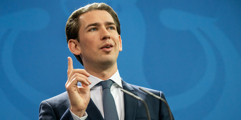 Sebastian Kurz mit erhobenem Zeigefinger