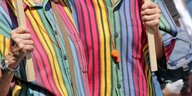 Hemden in Regenbogenfarben