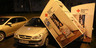 Ein Sammelcontainer ist vom Wind auf ein geparktes Auto gekippt worden. Sturmtief Sabine hat im Harz Schäden hinterlassen