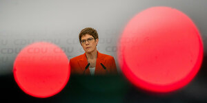 CDU-Chefin hinter roten Lampen