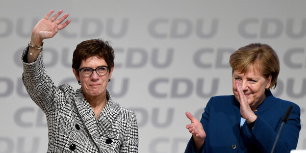 Annegret Kramp-Karrenbauer winkt, Angela Merkel klatscht