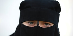 Eine Frau trägt einen Niqab.