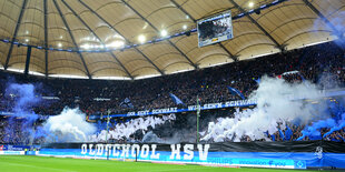 Weiß-blauer Pyrotechnik-Rauch im Volksparkstadion.