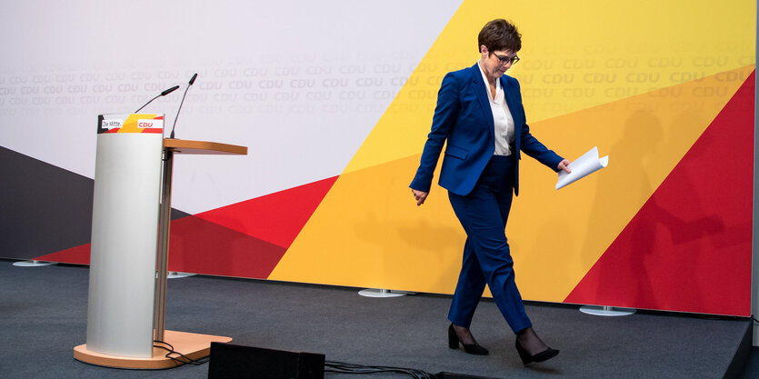 Annegret Kramp-Karrenbauer verlässt die Pressekonferenz