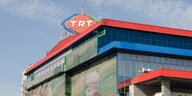 Gebäude mit TRT-Logo auf dem Dach vor blauem Himmel