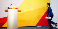 Annegret-Kramp-Karrenbauer läuft zum Pult der Pressekonferenz, bei der sie ihren Rückzug ankündigt