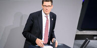 Hirte steht am Rednerpult im Bundestag
