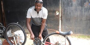 ein Mann repariert ein Fahrräder