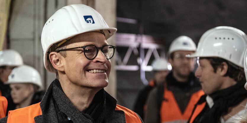 Michael Müller verfolgt das Richtfest am Ubahnhof Museumsinsel