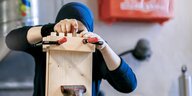 Eine Muslimin arbeitet in einer Werkstatt