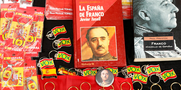 Francisco Franco Schlüsselanhänger und andere Franco-Devotionalien