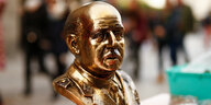 Eine goldene Büste des spanischen Diktators Francisco Franco steht auf einer Auslage.