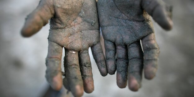 Hände eines 10-Jährigen, der in einer Ziegelfrabrik in Bangladesch arbeitet