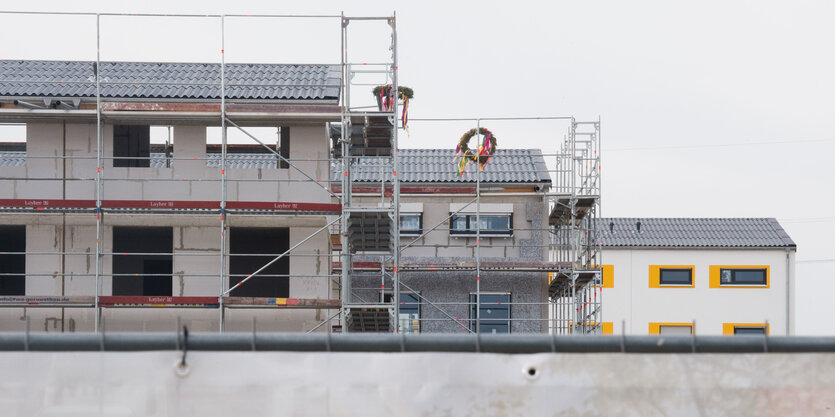 Zwei Richtkränze hängen an Neubauten in der Region Hannover.