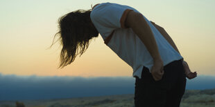 Kevin Parker schwingt seine Matte an einem australischen Strand