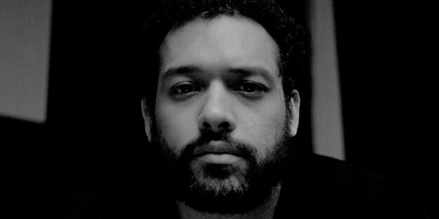 Makaya McCraven. Ein junger Mann mit dunklen Haaren und dunklem Bart. Er blickt ernst in die Kamera Makaya McCraven. Ein junger Mann mit dunklen Haaren und dunklem Bart. Er blickt ernst in die Kamera