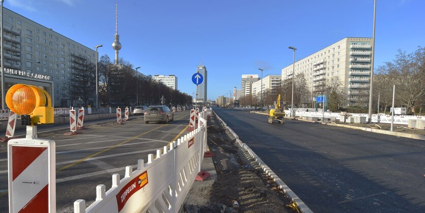 Die Karl-Marx-Allee in Mitte wird saniert, es sind Bauzäune zu sehen