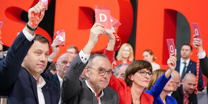ars Klingbeil (l-r) SPD Generalsekretär, Norbert Walter-Borjans, Bundesvorsitzender der SPD und Saskia Esken, Bundesvorsitzende der SPD, halten beim SPD-Bundesparteitag die Stimmkarten bei der Abstimmung gegen den Ausstieg aus der Groko hoch.