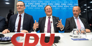 Jens Spahn, Armin Laschet und Friedrich März sitzen nebeneinander