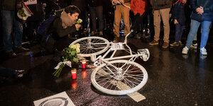 ehrere hundert Menschen gedenken mit einer Mahnwache der Fahrradfahrerin, die bei einem Unfall mit einem rechtsabbiegenden LKW am Kreisverhrker Kottbusser Tor überrollt wurde.