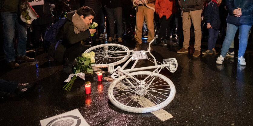 ehrere hundert Menschen gedenken mit einer Mahnwache der Fahrradfahrerin, die bei einem Unfall mit einem rechtsabbiegenden LKW am Kreisverhrker Kottbusser Tor überrollt wurde.