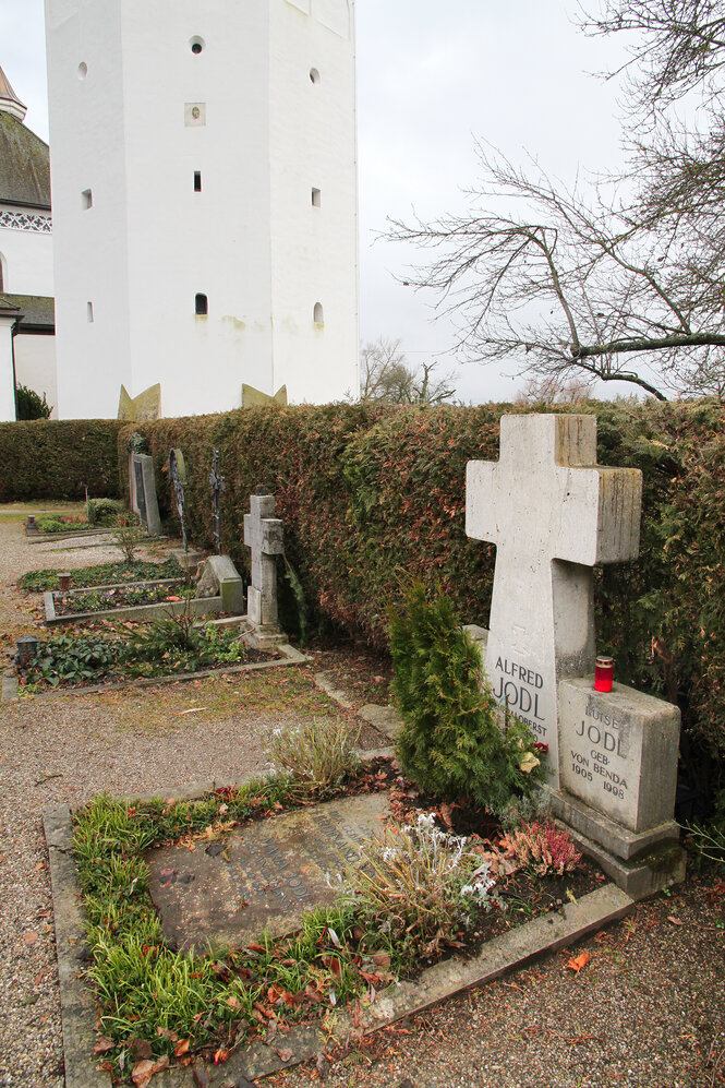 Am Familiengrab der Jodls steht auch ein großes weißes Kreuz mit dem Nachem des NS-Kriegsverbrechers Alfred Jodl